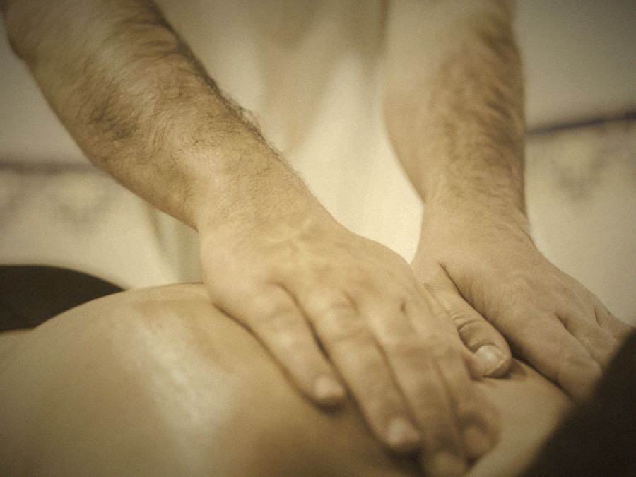 Massaggio rilassante con olio sulla schiena
