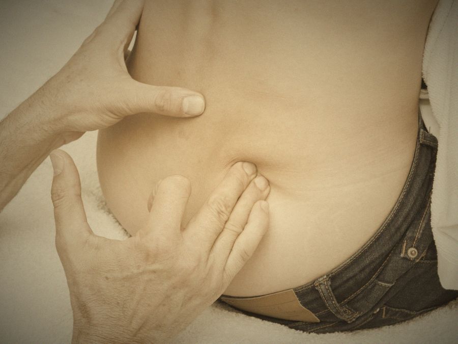 Massaggio rimodellante su fianchi e addome